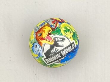 Używana piłka dla dzieci z motywami z filmu Jurassic World. Piłka jest