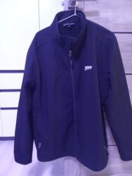 женские куртки российского производства: Мужская софтшелл-куртка Quechua (логотип на груди). Цвет