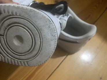 Krasofkalar və idman ayaqqabıları: Ağ rəngdə olan bu orjinal Nike Air Force 1 idman ayaqqabıları gündəlik