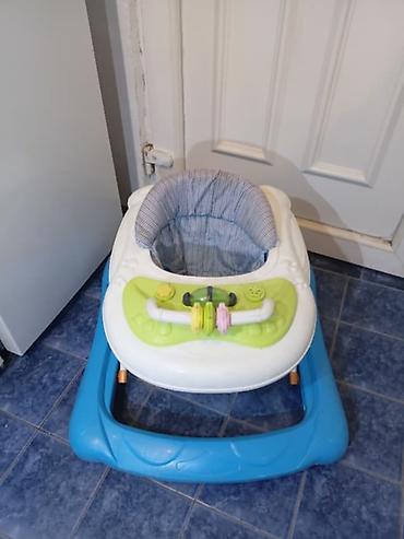 cebe za izlet: Hodalica za bebe - Stabilna plastična osnova u plavoj boji sa širokim — 1