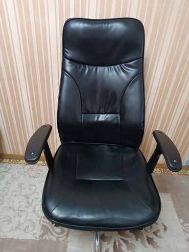 пластиковые стулья для кафе: Продаю офисное кожанное кресло. В хорошем состоянии
