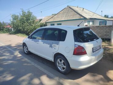 малолитражка авто: Белый хэтчбек Honda Civic, оснащенный четырьмя дверями и