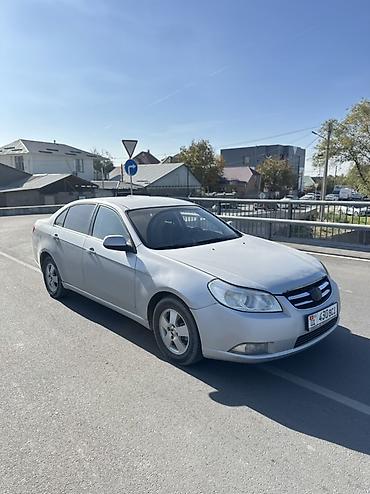 subaru forester sf: Седан среднего класса, серебристый цвет, кузов 4 двери. Номерные знаки — 2