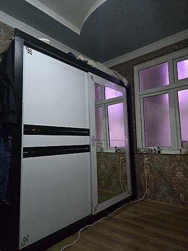 сырдуу бал: Ağ və qara rənglərdə sürüşmə qapılı qarderob. Bu geniş qarderob iki — 1