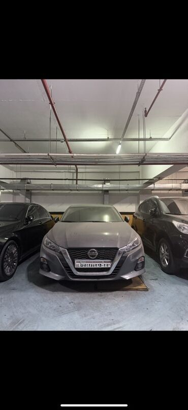 Boz rəngli, 2019-cü il model Nissan Altima avtomobili təklif olunur