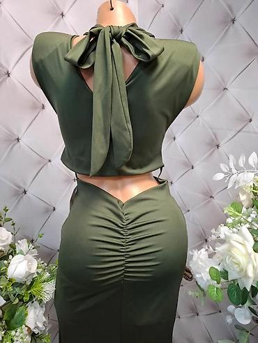 mini torbice: Elegantna duga haljina u maslinasto zelenoj boji. - Kroj: uska — 2