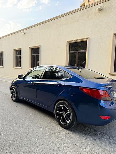 bmw g30 stop: Hyundai Accent sedan – mavi rəng, şəhər üçün ideal kompakta ölçülü — 7