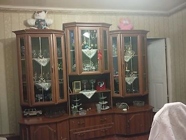 kombi dolabı: Qonaq otağı üçün klassik üslubda böyük servant-mebel dəsti. Dəst — 1