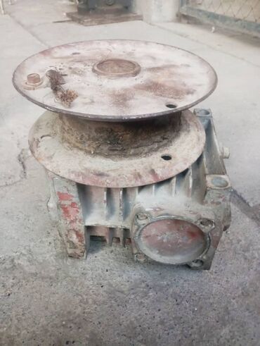 Лебедки: Продаю угловой редуктор или лебедка в хорошем состоянии. 1 на 40. Цена — 9