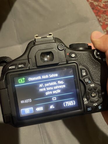 Fotokameralar: Canon 600D 7-8min probeq, 64gb yaddas karti hediyye, avtofoks islek