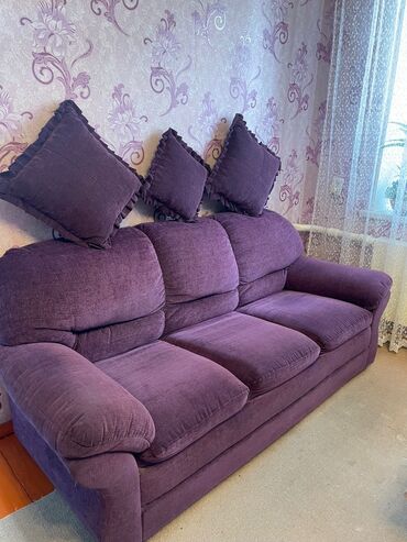 мягкая мебель для зала: Диван-кровать, цвет - Фиолетовый, Б/у