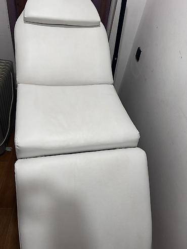 Salon, tibbi kreslolar: Ağ rəngli kosmetoloji çarpayı və ustaya uyğun oturacaq - Peşəkar — 2
