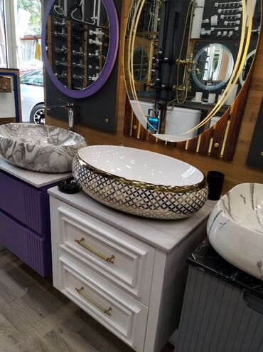 Трубы: Oval formalı, ağ rəngli, qızılı və qara naxışlı keramika lavabo, hər