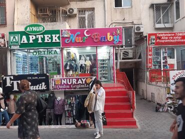 Mağazalar: Ecemi metro yaxinliginda uwag geyimi magazasinda ayaqqabi ucun giriwde