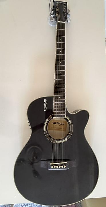 səs gucləndirci: Freeman akustik gitara – kəsimli (cutaway) korpus dizaynı ilə — 1