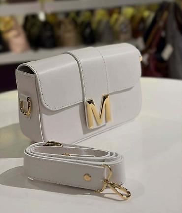 Torbe: Ženska crossbody torba sa metalnim slovom “M” - Model: pravougla — 11