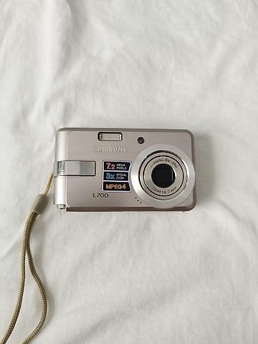 samsung videokamera: Samsung L700 rəqəmsal fotoaparat batareyanı saxlayan qapaqda qırıq — 1