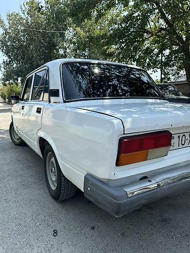 avtomobil az zil 130: VAZ 2107 sedan – klassik ağ rəng, 4 qapı, arxa ötürücülü. Ili 2005 — 1