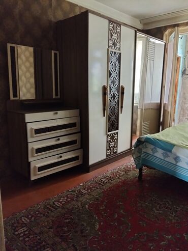 Köhnə tikili: 2 otaqlı mənzil – işıqlı zal və bağlı balkon - Plan: uzun, işıqlı — 9