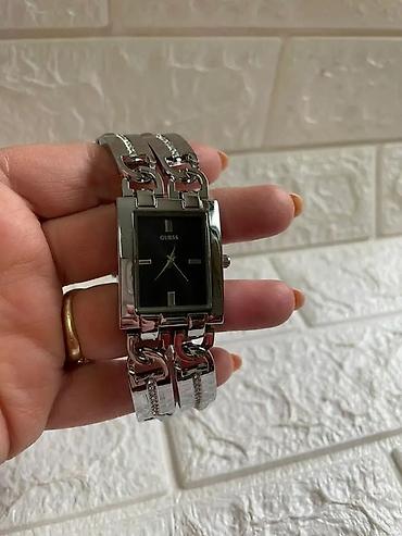 Ručni satovi: GUESS ženski ručni sat – pravougaono kućište i ukrasna narukvica sa — 9