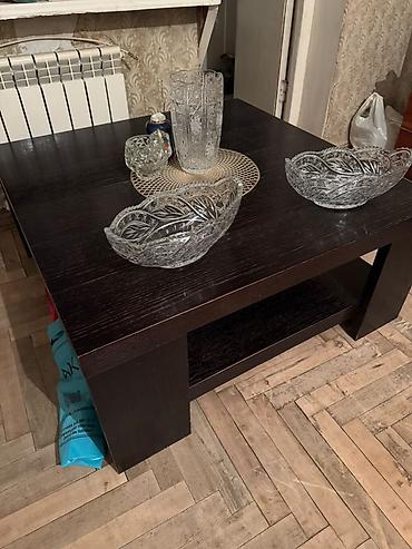 Masalar: Tünd qəhvəyi rəngdə kvadrat formalı qəhvə/jurnal masası. - Material — 1