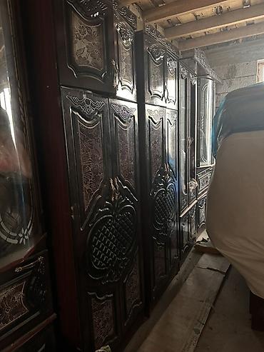 Шкафы: Стенка-гарнитур в классическом стиле. - Материал: массив/шпон темного — 2