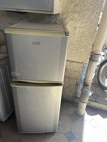 mini refrigerator: Компактный двухкамерный холодильник AVES - Форм‑фактор: узкий — 5