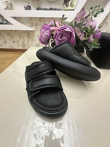 Basanoşka və səndəllər: Qara rəngli uniseks sandal H&M - Modell: qalın platformalı, açıq — 3