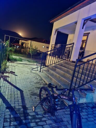 işiq generatoru: Bu şəxsi ev rahat və sakit bir mühit təklif edir, dağ mənzərələri və