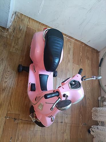 Uşaq dünyası: Uşaq üçün elektrikli skuter – klassik Vespa üslubunda, çəhrayı rəng — 2