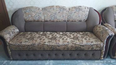 диван и 2 кресла: Диван-кровать, цвет - Коричневый, Б/у