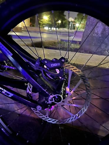 velosiped enduro: Üstünde qabaö tormuz olaraq sram db 8 4 piston verilir — 4