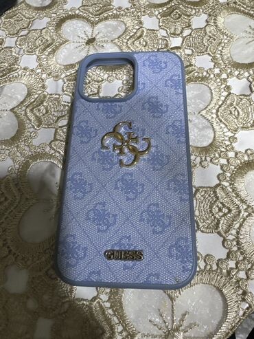 Guess markasına aid, açıq mavi rəngli iPhone keysi. Keysin üzərində