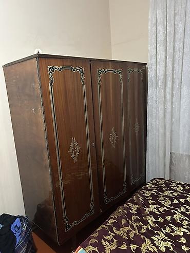 Klassik üslubda ağac üçqapılı şkaf - Material: təbii ağac, parlaq lak lalafo.az -da Klassik üslubda ağac üçqapılı şkaf - Material: təbii ağac, parlaq lak