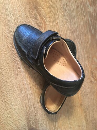 обувь 32: Продаю кожаные туфли, б/у. Размер 31. Цвет чёрный. Состояние отличное