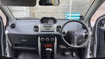 Toyota: Toyota ist: 2003 г., 1.3 л, Автомат, Бензин, Седан