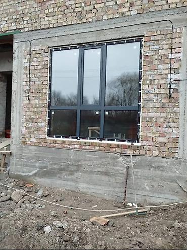 Панорамное металлопластиковое окно с тёмным профилем и створкой -