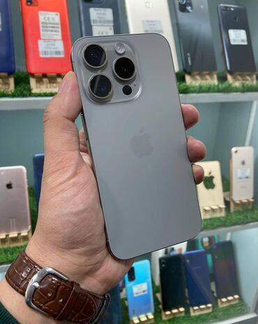 телефон айфон расрочка: IPhone 15 Pro, Колдонулган, 256 ГБ, Natural Titanium, Заряддоочу түзүлүш, 100 %