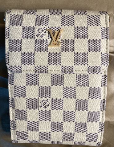 pismo torbica dimenzije xcm: LV torbica za licne stvari 
Dimenzije 20x13 cm