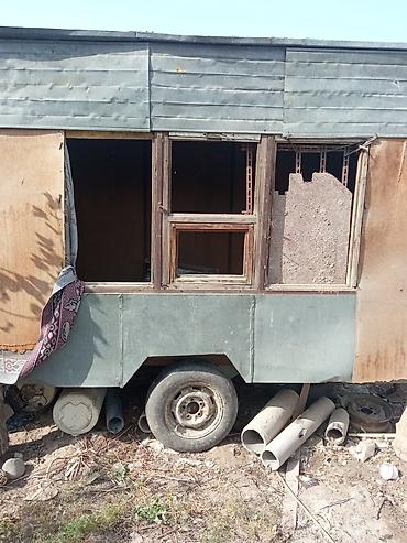 трейлер дом на колесах: Прицеп-вагончик и металлический одноосный прицеп Описание: - — 2