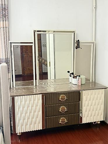 standing mirror: Спальный гарнитур, Б/у, Тумба, Шкаф, Двуспальная кровать, Самовывоз, цвет - Коричневый — 5