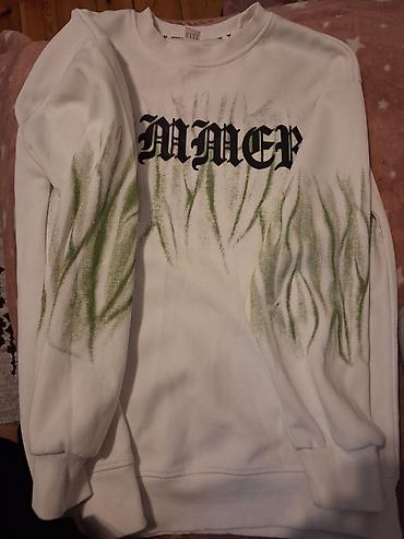 Svitşotlar: Ağ rəngli sweatşört (crewneck), HAZZ etiketli. Ön hissədə qara qotik — 1