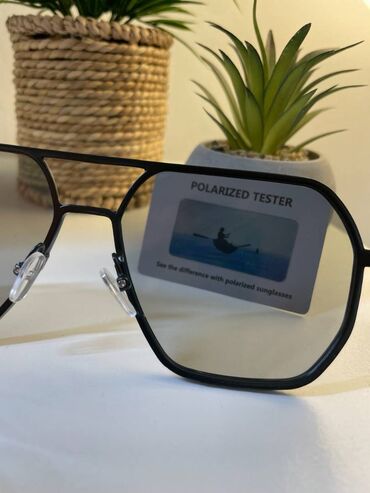 Naočare: Kvalitetne polarizovane naočare za sunce. Uz naočare dolazi krpica i