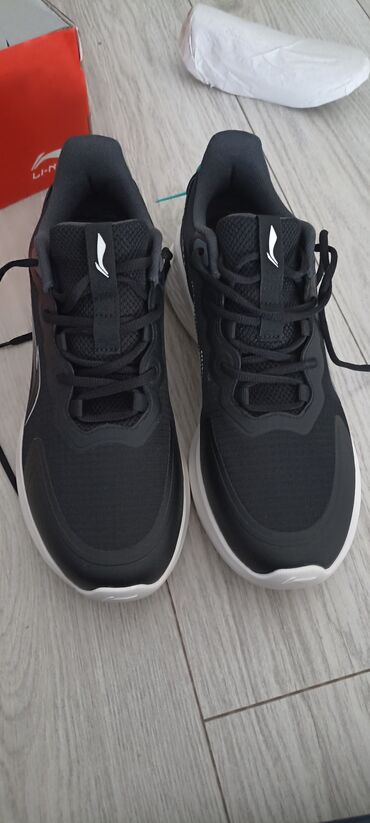 Кроссовки и спортивная обувь: Продам мужские кроссовки Li-ning новые, оригинальные. Размер для меня