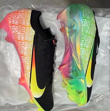 Hovuzlar: Butslar Nike