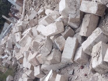 qaradağ daşı: 10 Qəpiydən Daşlar Torpaqla Tikiləndir Kim Alır Özü Söksün Yıqıb