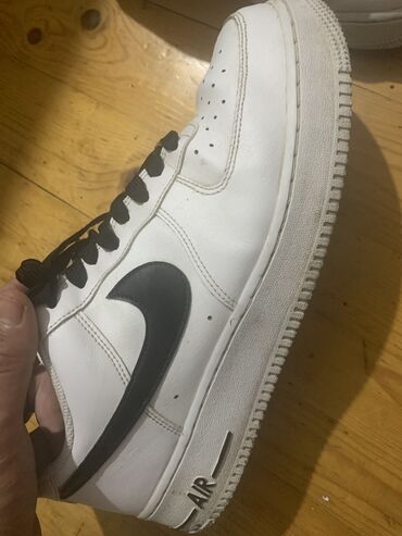 Krasofkalar və idman ayaqqabıları: Ağ rəngdə olan orjinalNike Air Force 1 idman ayaqqabıları
