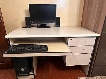 komputer setup: Düz masa, Polkalı, Siyirməli, Sadə laminat — 1
