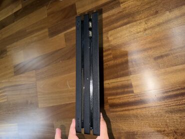 я ищу бу телефон: Игровая консоль PlayStation 4 Pro в черном корпусе. Устройство