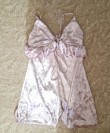 женские розовые пуловеры: Qadın üçün Zamuj Kombinezon
Razmer: M və L mövcuddur
Brand: Bershka
